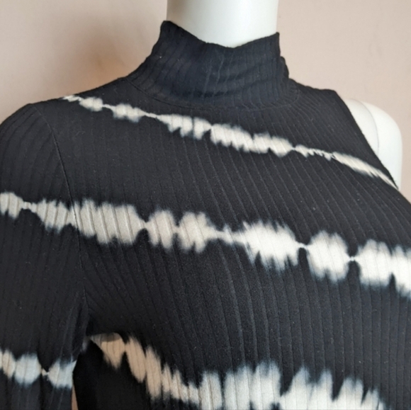 Design365 Black and White Tie Dye Long Sleeve Cut Out Shoulder Top size Medium - Picture 2 of 6